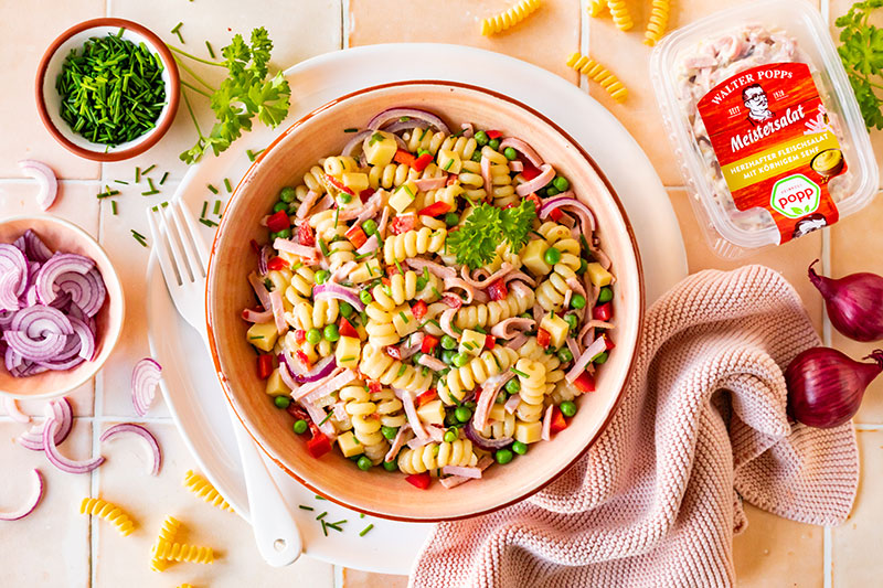 gedeckter Tisch mit Nudelsalat