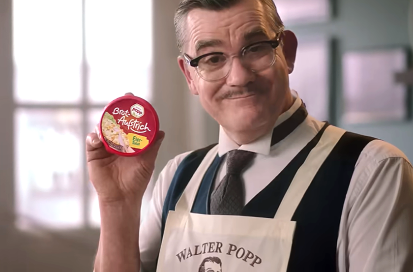 Walter Popp hält eine Packung Popp Brotaufstrich Eiersalat in der Hand